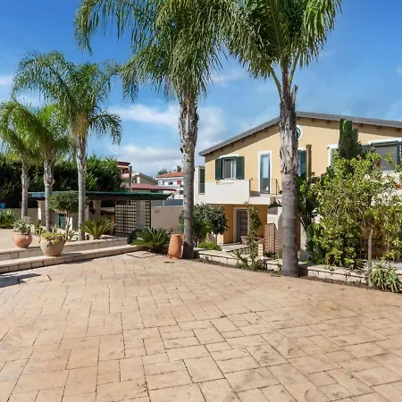 Simplistic In Near Lido Beach