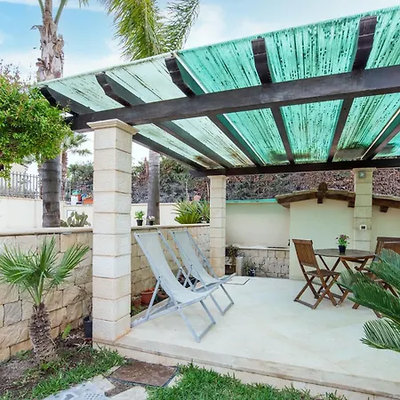 Simplistic In Near Lido Beach Reitani